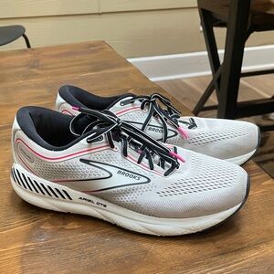 Brooks Women's White Ariel GTS 23 Running Shoes